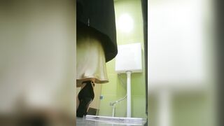 Chị gái đi đái bị quay lén