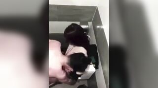 Dẫn con bạn vào wc phòng hát địt banh lồn bắn tinh vào lồn xuất trong dâm đãng