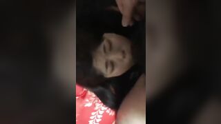 Bắn hết cả lên mặt bé