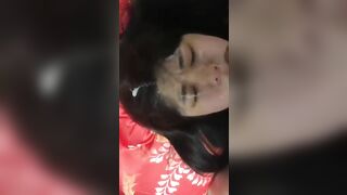 Bắn hết cả lên mặt bé