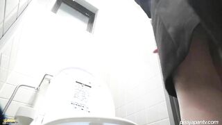 Chị gái văn phòng vào wc thủ dâm bắn nước