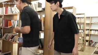 Cô gái khoe lồn trong nhà sách phần 2
