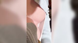 Lén bóp vú con bạn thân nơi công cộng không mặc áo lót
