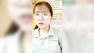 Giáo viên tiểu học bất mãn lương thấp nên livestream thủ dâm rồi tag hiệu trưởng vào