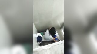 Quay lén 2 đứa bạn cùng lớp địt nhau trong nvs nữ rồi đăng lên confession trường