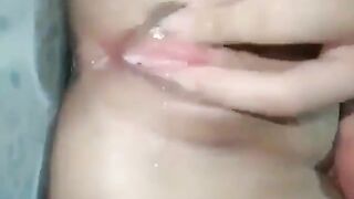 Trốn Vào nhà vệ sinh quay video gửi cho ngiu xem