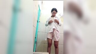 anh ngiu cứ đòi xem em tắm