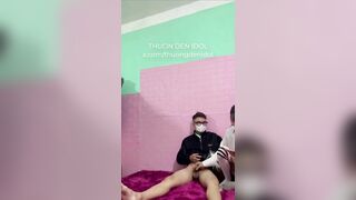 Đang thay quần sục cu thì bị Con bạn phát hiện cho djt nhau bú cu sướng