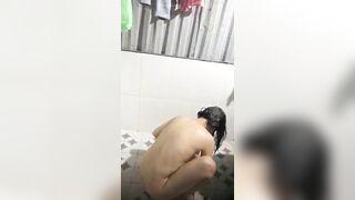 Quay Lén Nhìn Em Tắm Tự Nhiên Tháy Nứng Quá Phần 7