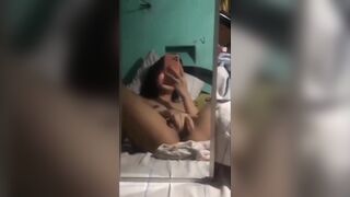 Gái xinh mới lớn thủ dâm cái lồn múp hồng ướt át trước gương