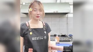 Mẹ sợ đi làm ở nước ngoài không hòa nhập được =)))