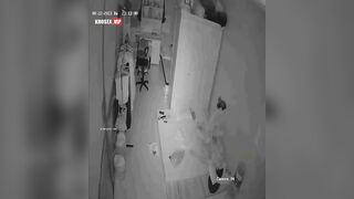 Hack camera vợ chồng shop quần áo