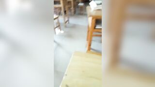 Học sinh lét lút trong lớp học