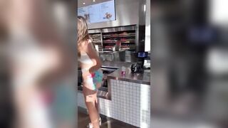 Quay được chị gái không mặc đồ lót đi ăn sáng