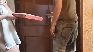 Giả vờ rơi khăn gạ shipper