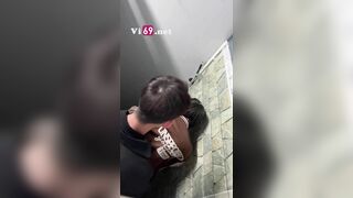 Quay lén đôi bạn họp lớp lén đụ trong wc