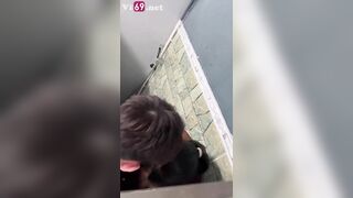 Quay lén đôi bạn họp lớp lén đụ trong wc