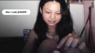 Em Thảo 2k mười mua cu giả trên mạng về không rửa bóc ra mút xong nhét vào lồn luôn