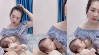 Single Mom vú đẹp cho con bú phần 2