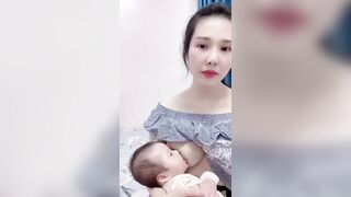 Single Mom vú đẹp cho con bú phần 2