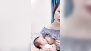 Single Mom vú đẹp cho con bú phần 2