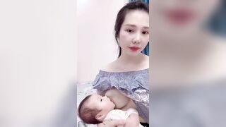 Single Mom vú đẹp cho con bú phần 2