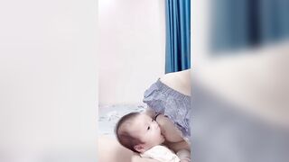 Single Mom vú đẹp cho con bú phần 2