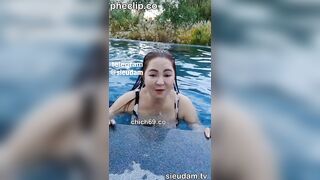 Được bà cô rủ đến tắm bể bơi nhìn vú cô ngon quá