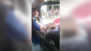 Mò Vú Người Yêu Trên Xe Buýt Công Cộng Bị Quay Lại 2