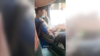 Mò Vú Người Yêu Trên Xe Buýt Công Cộng Bị Quay Lại 2