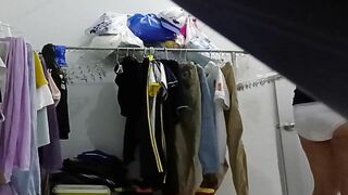 Quay lén chị hàng xóm thay đồ đi làm