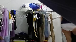 Quay lén chị hàng xóm thay đồ đi làm