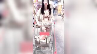 Cô gái khỏa thân trong siêu thị