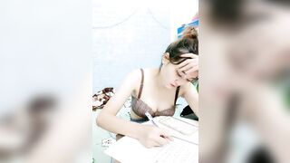 Em sinh viên vừa học bài vừa live móc lồn vô tình bắn nước ướt hết vở