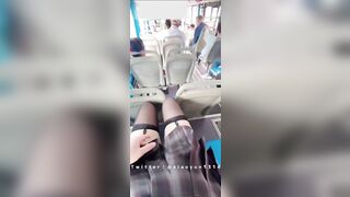 Cô gái khoe lồn trên xe buýt 3