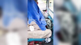 Cô gái khoe lồn trên xe buýt