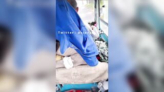 Cô gái khoe lồn trên xe buýt