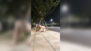 Cô gái khoe lồn trước mặt người lạ 2