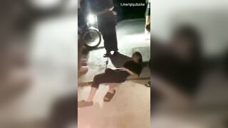 bắt nạt lột đồ ngay ngoài đường