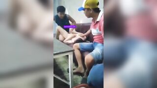 Đi hát này lạ nha.Mic cắm môi dưới mới chịu
