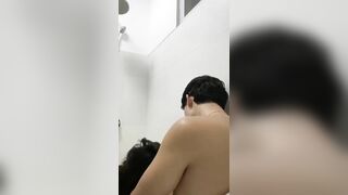 2 đứa bạn thân tắm chung, Khám phá cơ thể r djt nhau sướng vl ra