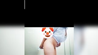 hs vào wc trường thủ dâm với cặc giả