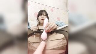 Clip Hot Xé Toạc Tất Lưới Rồi Nhét Vội Sextoy Vào Lồn Vì Quá Nứng