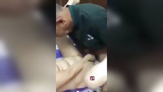 Độc lạ, Dẫn ông cụ 70 tuổi cụt tay đi đít gái xuất tinh đầy vú