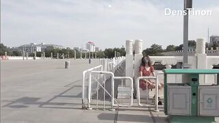 Cô gái không mặc quần áo nơi công cộng 20