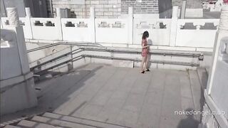Cô gái không mặc quần áo nơi công cộng 20