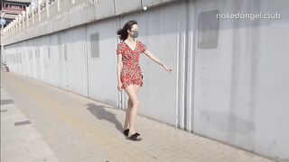 Cô gái không mặc quần áo nơi công cộng 20