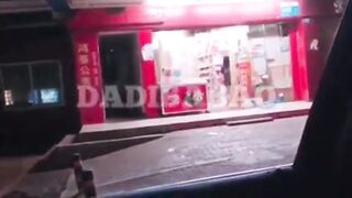 Cô gái không mặc quần áo nơi công cộng 21