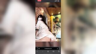 dâm quá thủ dâm khoe lồn cho quán cà phê thấy luôn