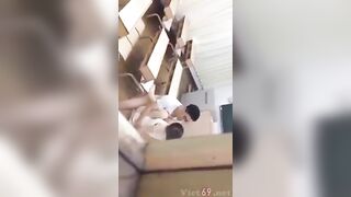 Vcl quay lén, 2 e học sinh djt nhau trong lớp học khi ko ai ở nhà